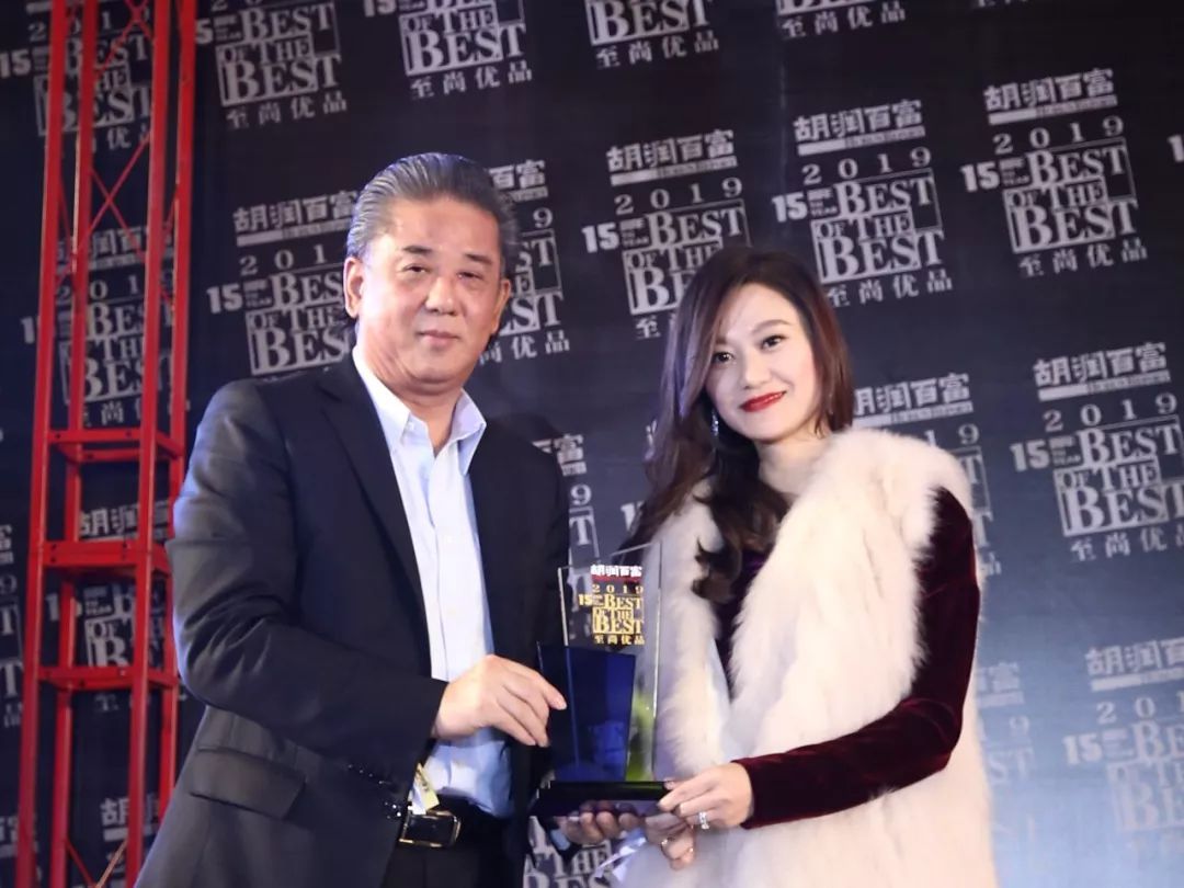 颁奖嘉宾:西郊庄园董事长王树清领奖嘉宾:上海万达瑞华酒店市场传讯