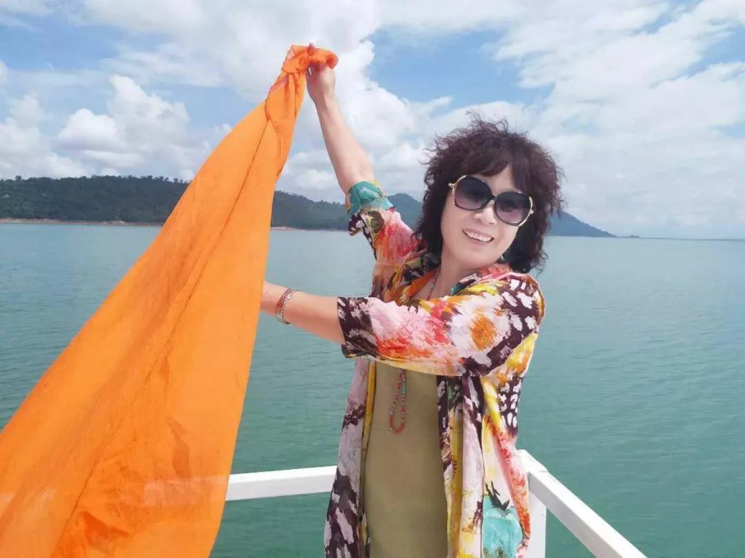 中国大妈外出旅游标准动作合辑炫翻天