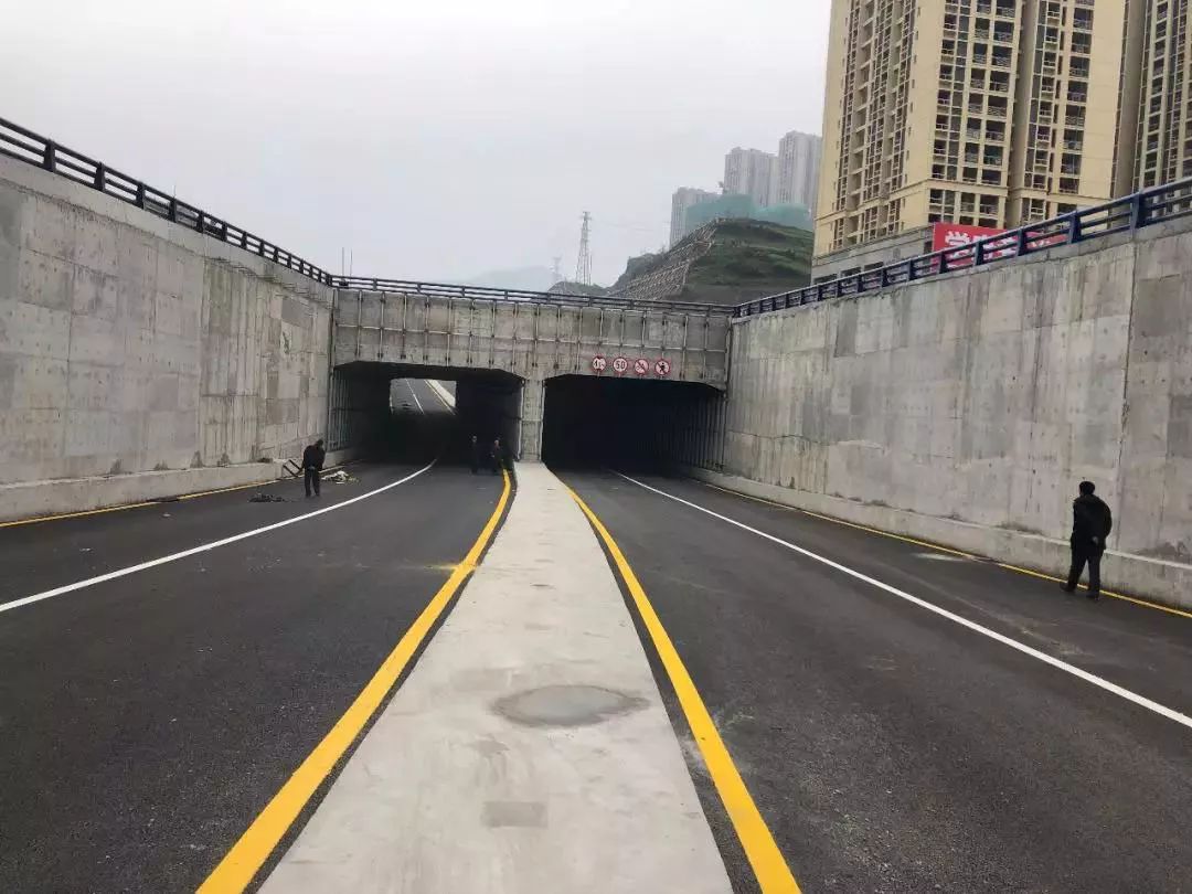 红星街与318国道交叉口出入红星街实行右进右出,禁止车辆左转.