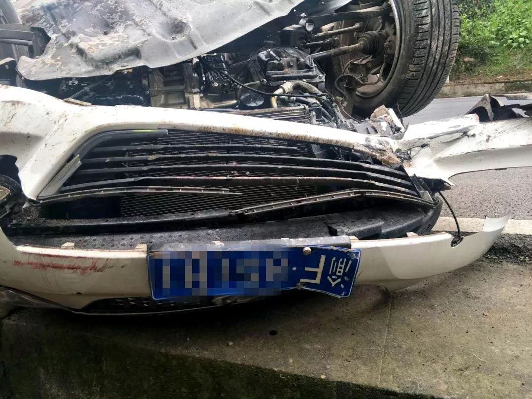 事发甘宁镇!司机开车聊天,车辆翻覆"四脚朝天"!