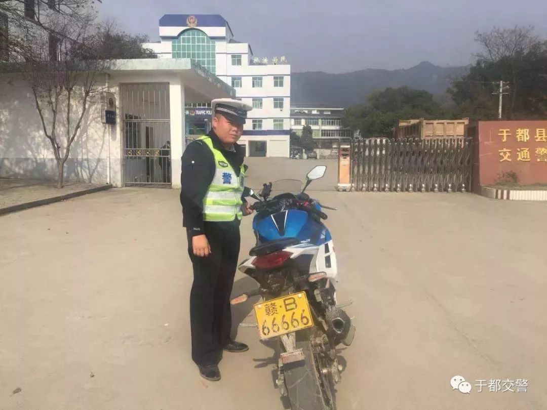 发现一辆号牌为赣b66666的摩托车行驶至执勤卡点,经过民警仔细比对