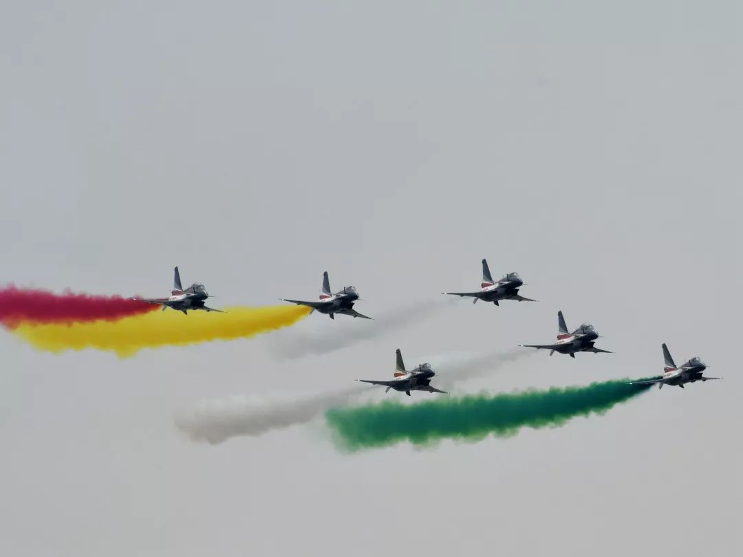 高清大图中国空军八一飞行表演队献技巴基斯坦国庆日