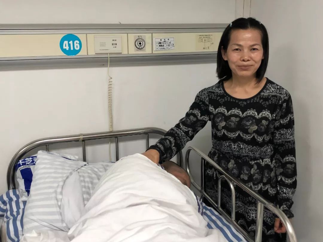 这位一米五的妻子每天都要将丈夫横抱下来,推着轮椅前往理疗室.