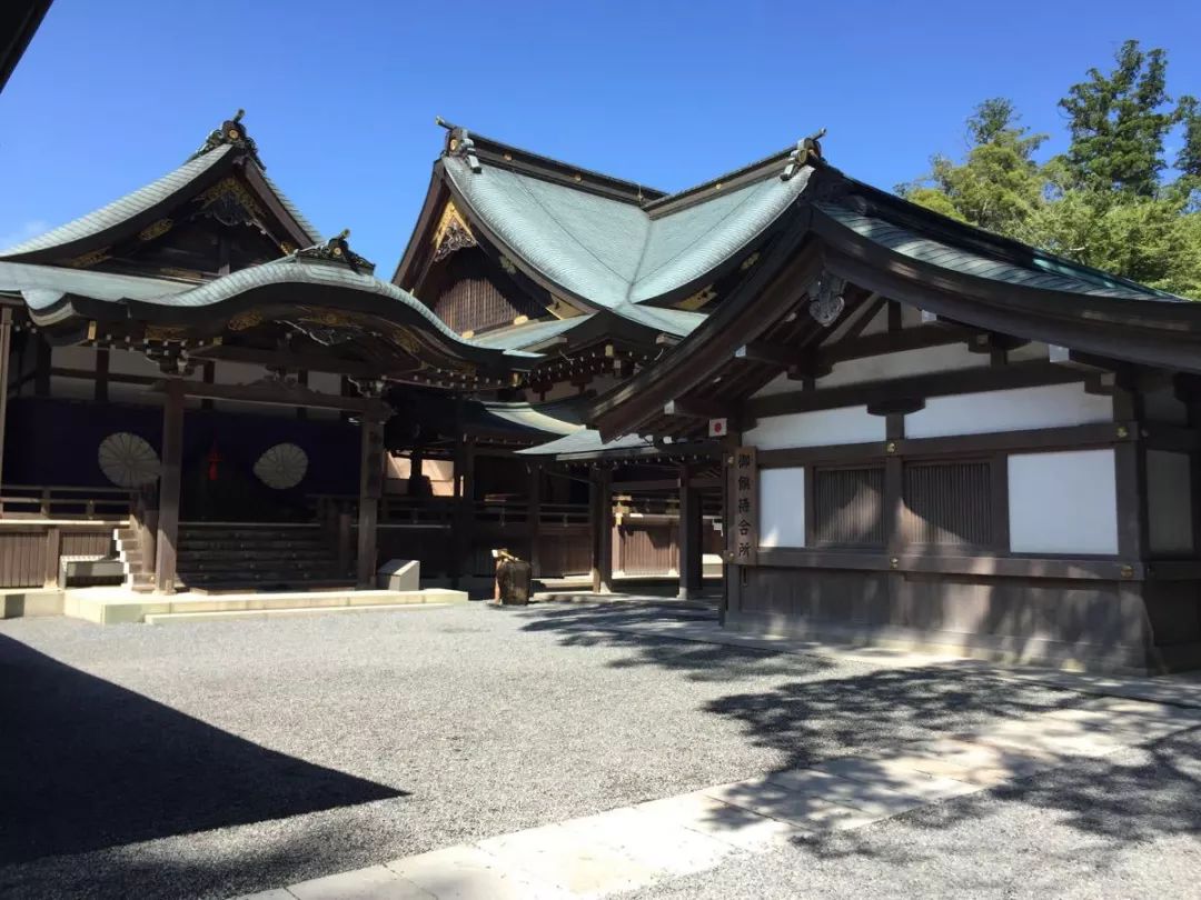 3月12日当天,天皇还向伊势神宫,神武天皇畝傍陵,昭和天皇武藏野陵以及