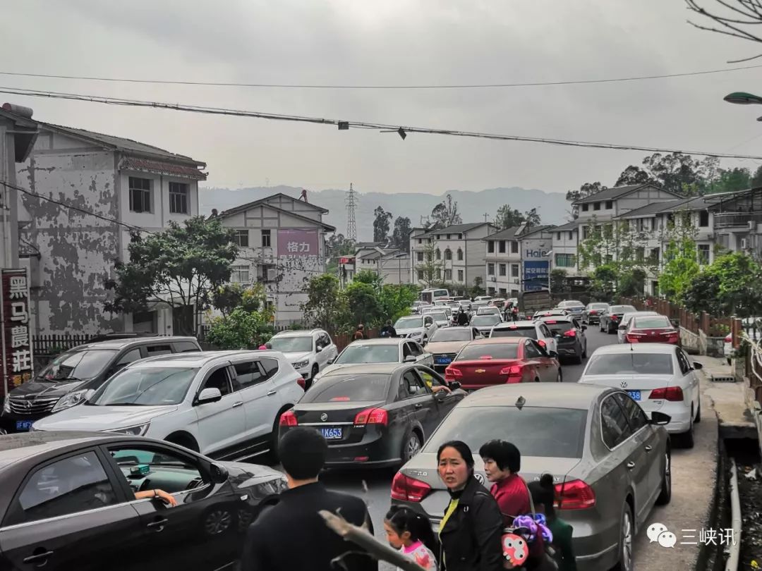 很多万州市民在祭祀先人后,清明小长假与久违的阳光到来,当然是堵车啊