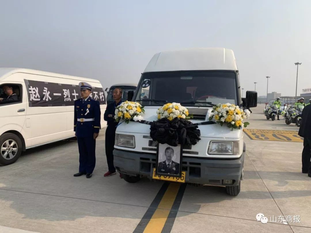 数万人自发上街接英雄回家场面催泪到家了成朋永一荣臻张帅鹏龙