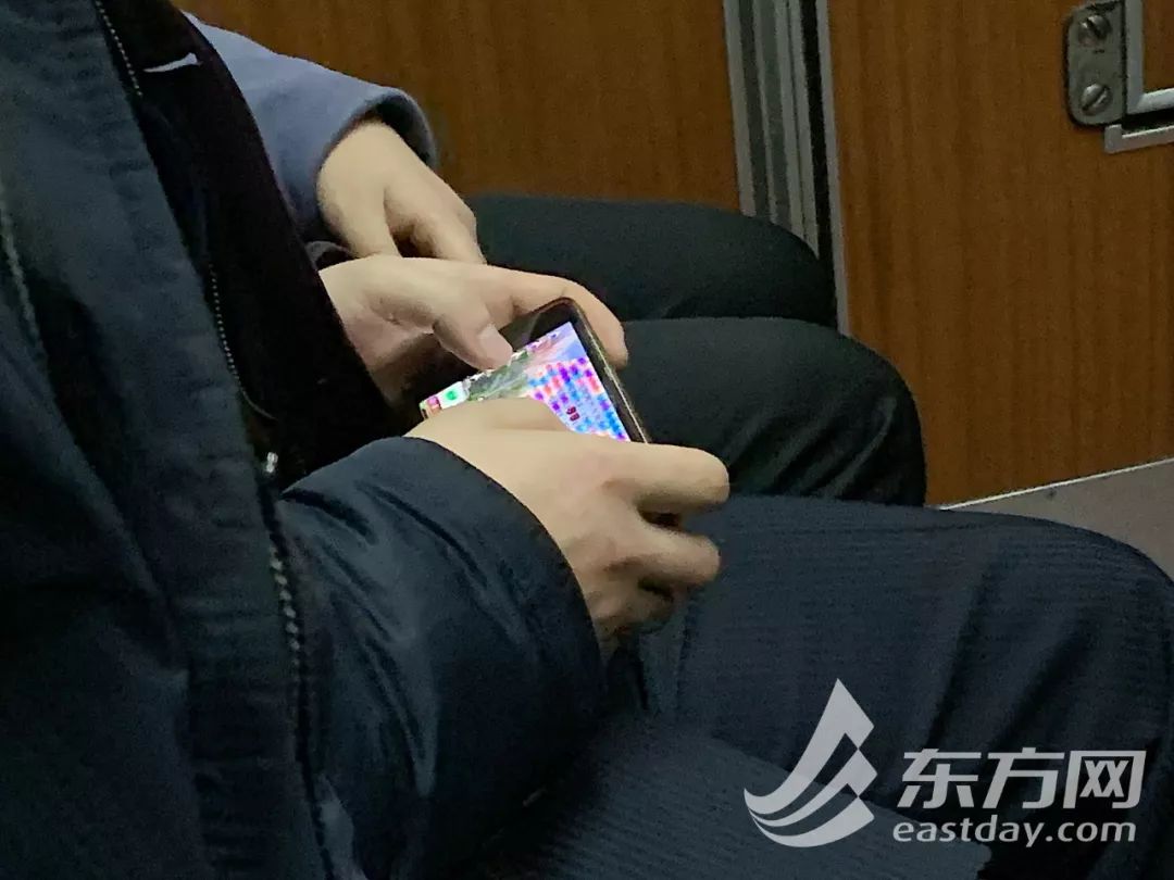 朝鲜小崔:朝鲜人魔幻的一天:地铁上打泡泡龙 全国都是996 专注于打泡泡龙的平壤年轻人