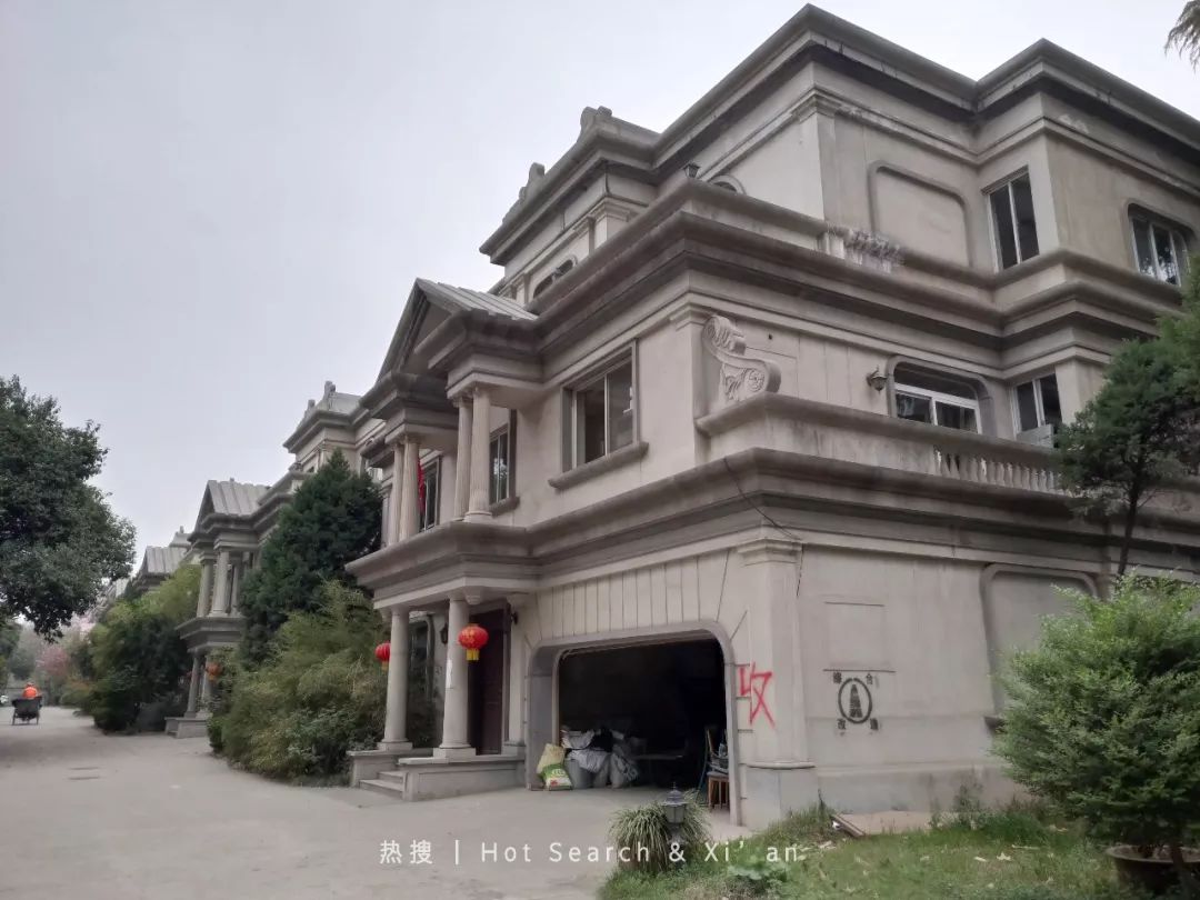 离它不远的皇族雅园别墅也被盖上了"综合改造"的字样从南稍门地铁口