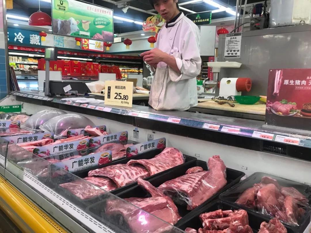 ▲超市猪肉柜台 。   图片来源：新京报  新京报记者 陈琳 摄 