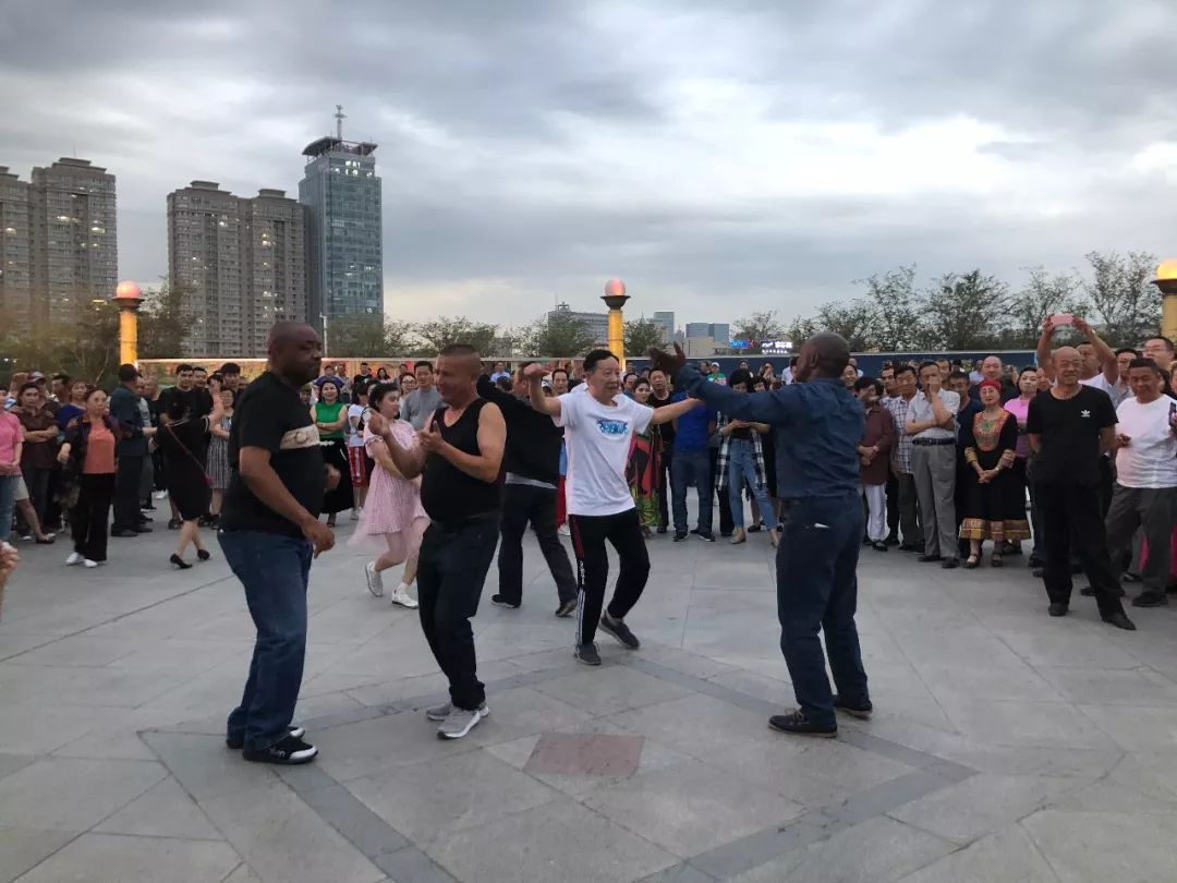 8月28日外国使节和乌鲁木齐当地民众在南湖广场一起跳广场舞。