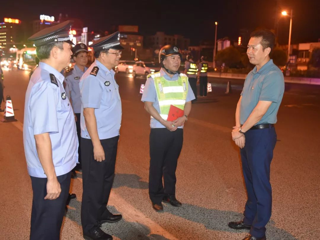 点赞昨晚澄海多处地方增添独特的警色他们还发现三名走失儿童