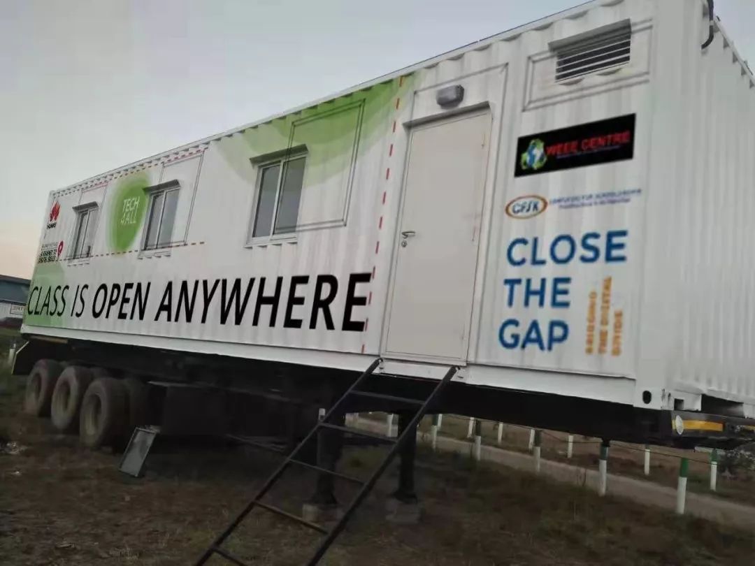 当digitruck驶入村子里时,村民们往往出于好奇进入其中一探究竟,于是