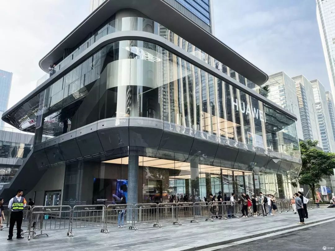 华为的这家全球旗舰店位于深圳核心商圈万象天地,为一栋三层独栋建筑