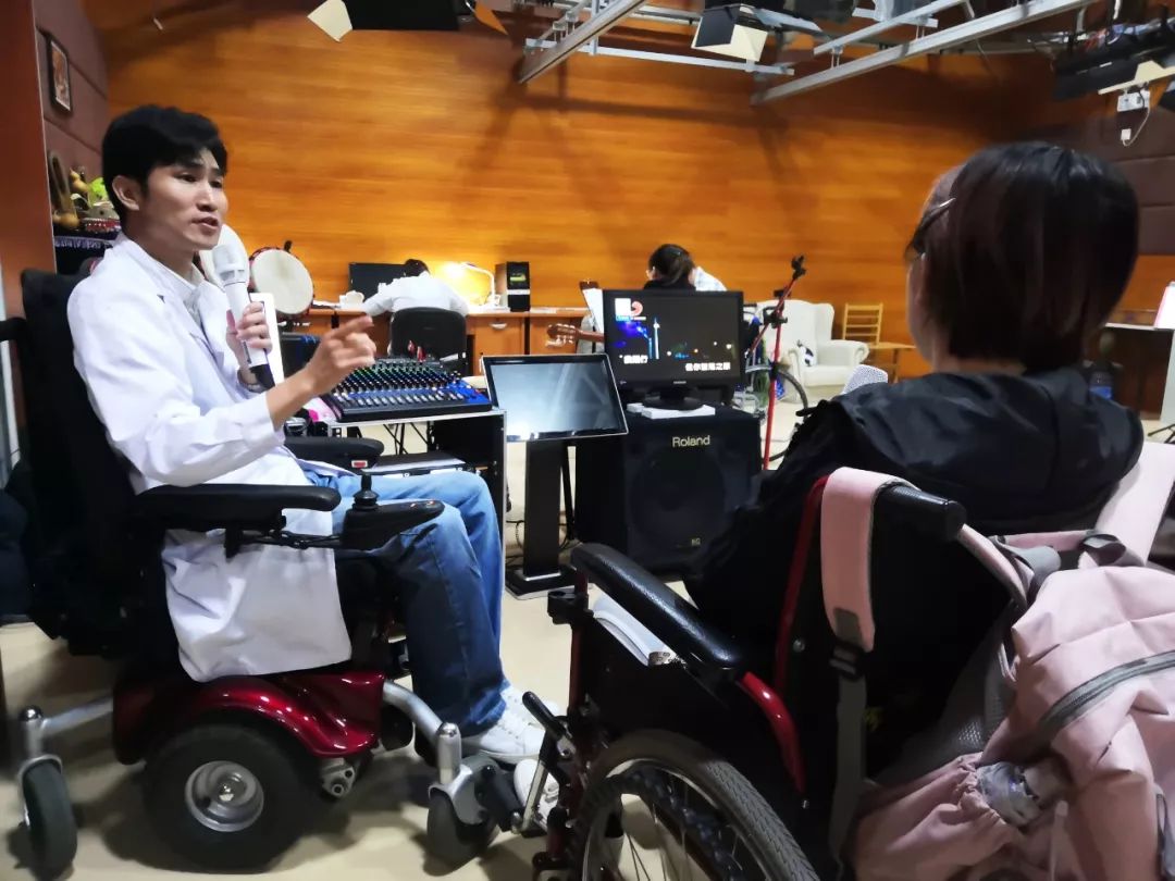 轮椅上的音乐治疗师:以歌为药