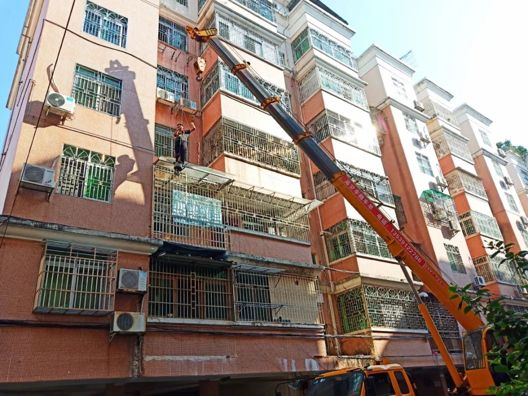 河源一小区违章建筑被强制拆除