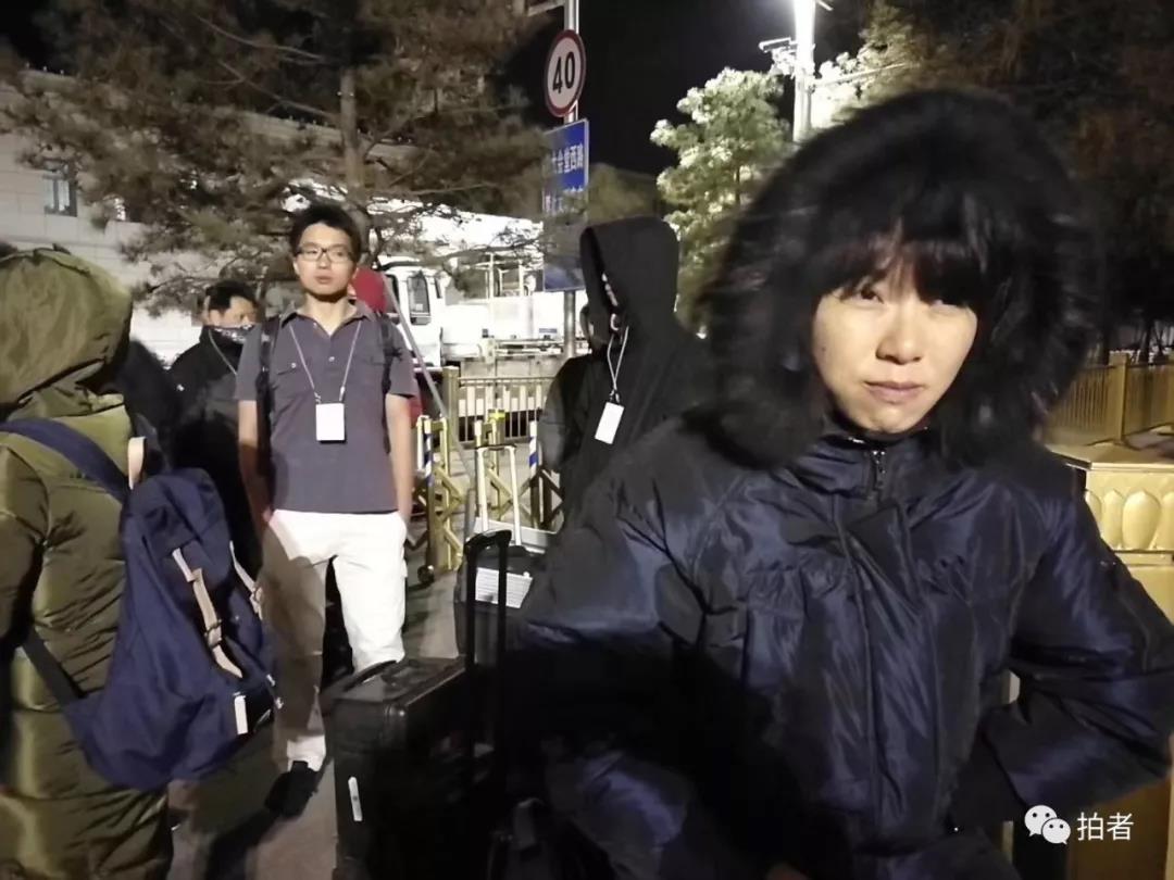  △ 2019年3月15日凌晨，北京人民大会堂外，新京报记者薛珺（右一）和同行们一起在寒风中排队等待入场。每年的全国两会，为了抢占机位，记者们都要提前好几个小时排队。摄影/魏彤