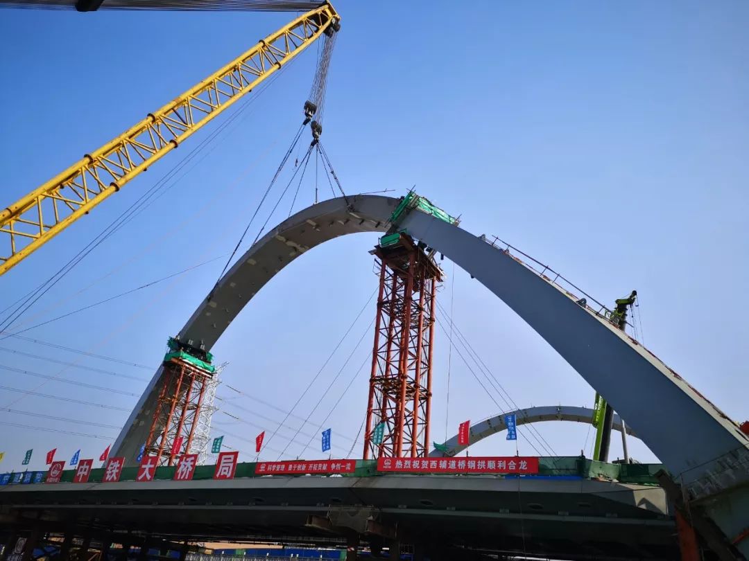 钢拱肋合龙段与相邻拱肋节段按照焊接工艺,完成连接,经监理,第三方