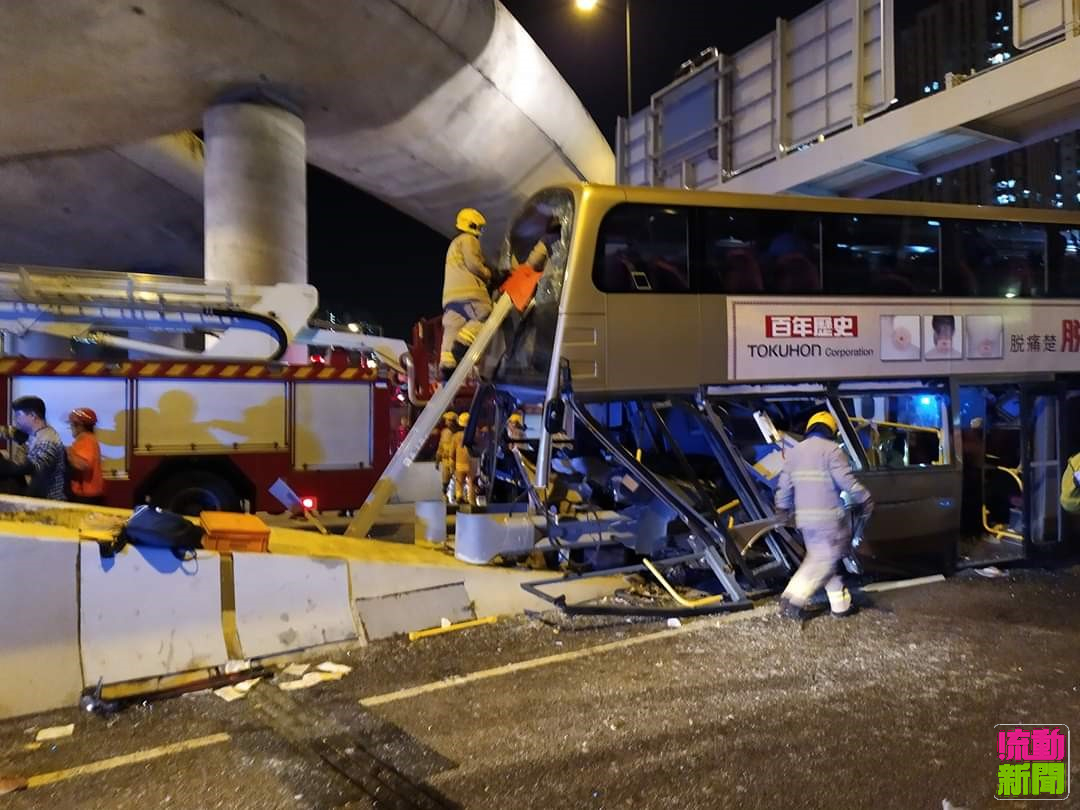 突发香港一巴士意外撞石墩车身严重损毁十多人受伤