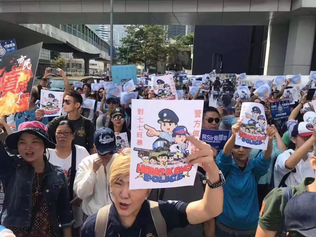 香港人撑警止暴制乱外国人也来了
