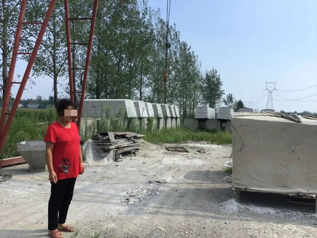 河南当地的水泥棺材铺。新京报记者魏芙蓉 摄