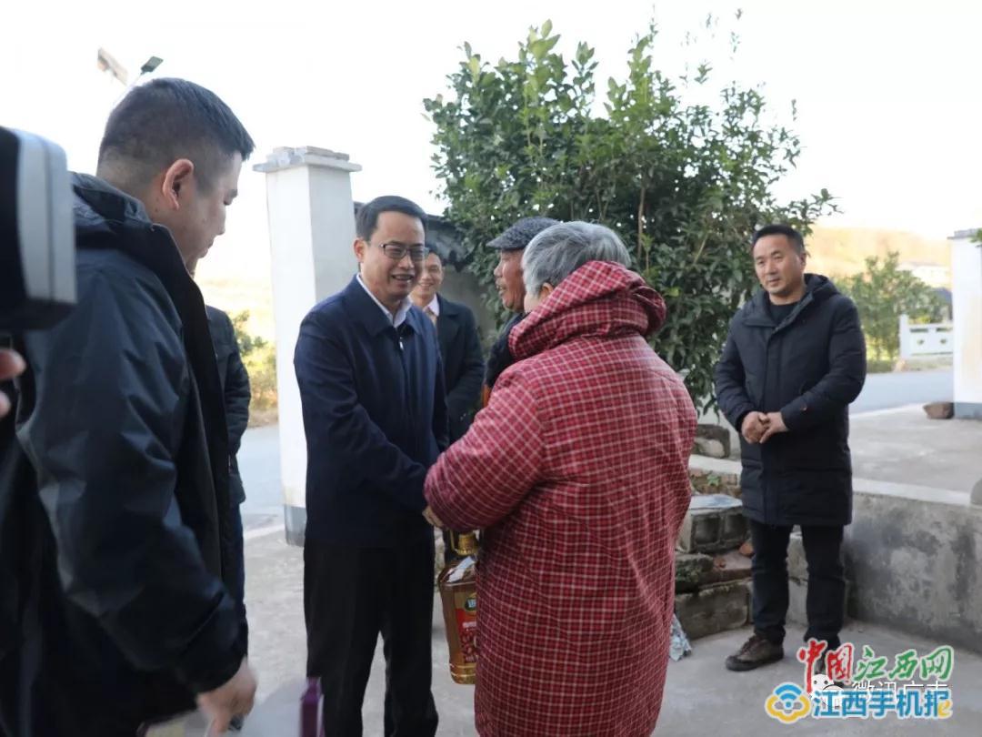 广丰区委书记谭赣明到毛村镇走访慰问贫困户