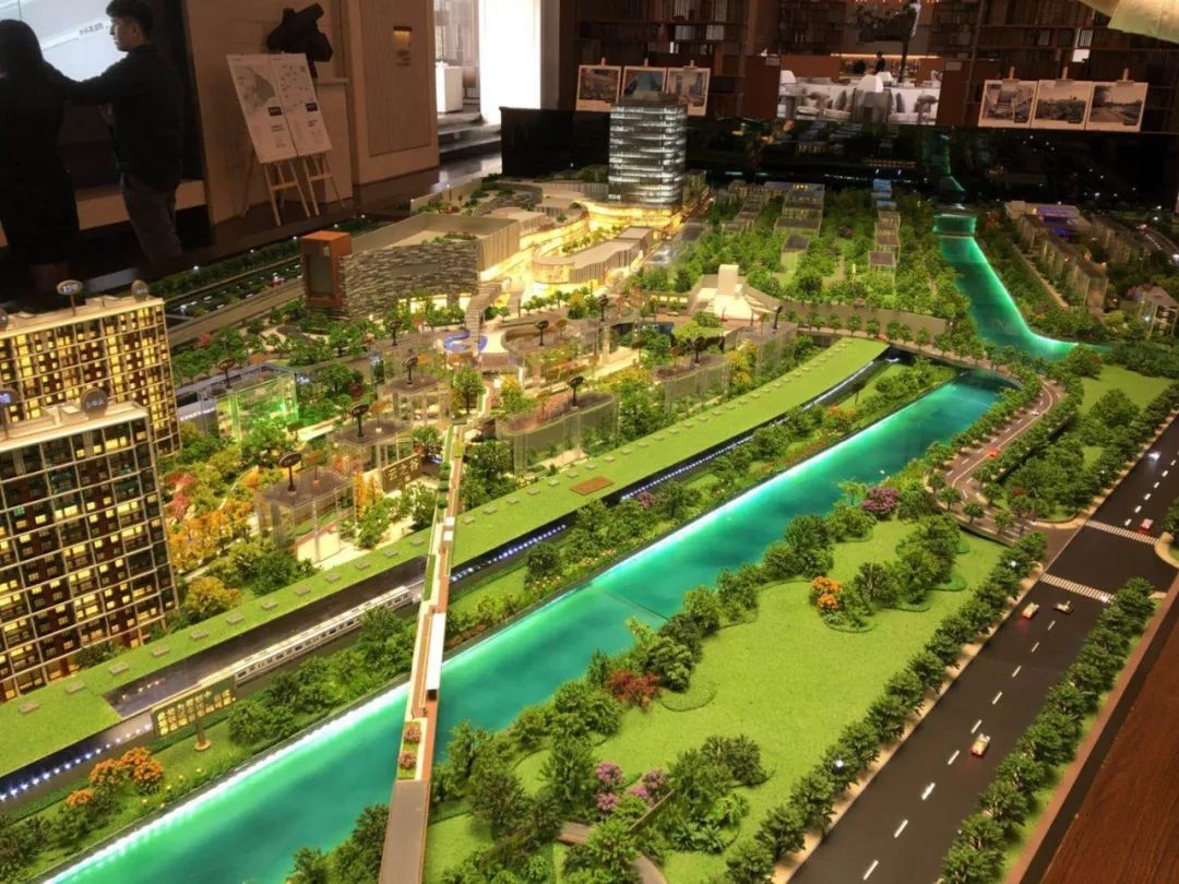 也看到了地铁出来到项目无缝对接的道路沙盘示意图但是天空之城的做法
