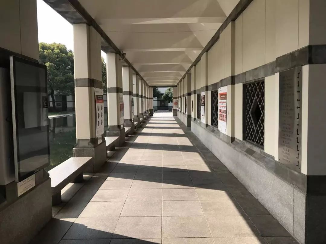 美景依旧,静候春天金字塔垂影如镜的水面风穿过无人的走廊流水行云自