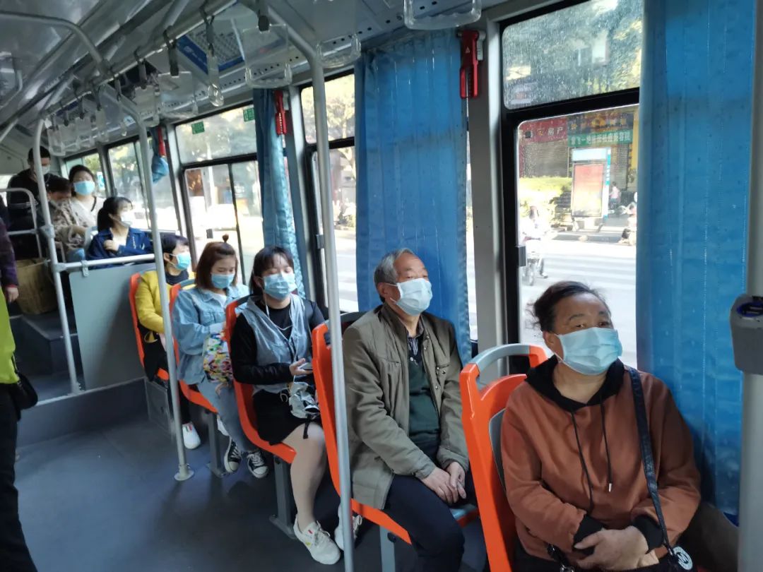 低风险不等于无风险,西昌市民乘坐公交车仍需戴口罩