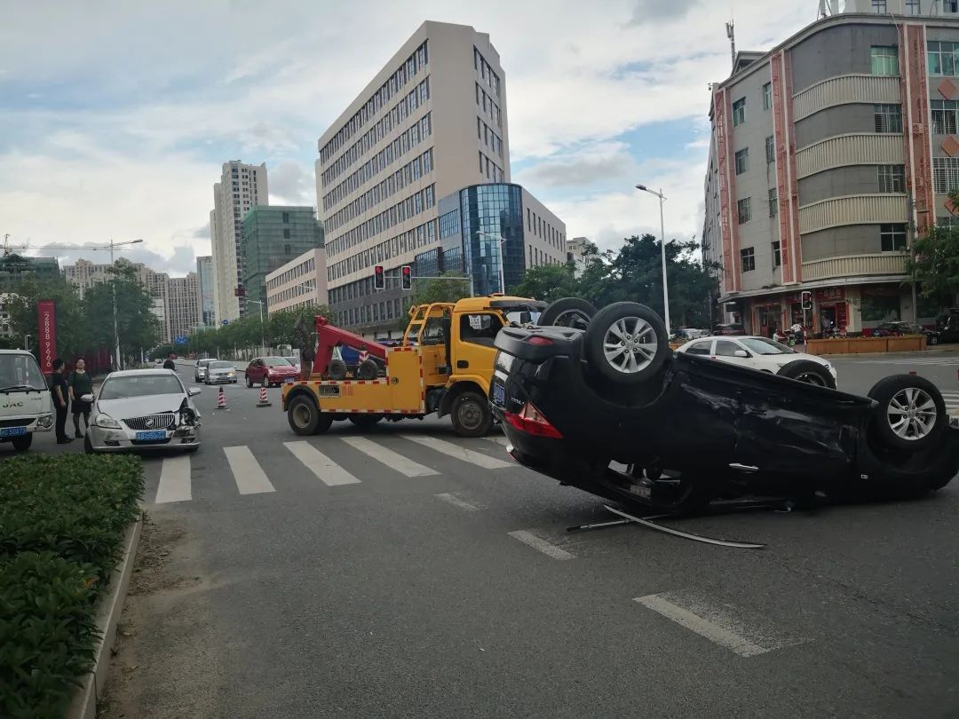 突发现场翻车刚刚晋江这路口发生