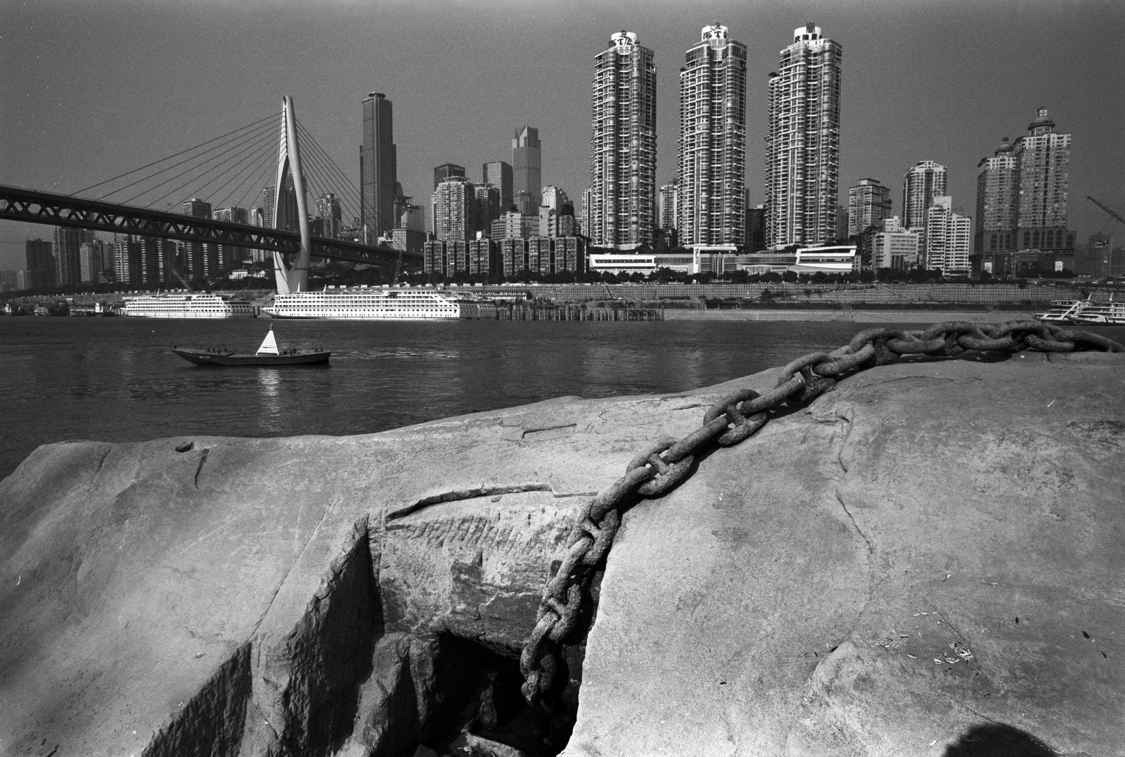 如今仍在使用的老码头——龙门浩码头,它因旧巴渝著名景观——"僚门