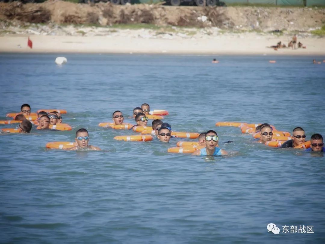 畅游组陆上有队列,水中有编队,这是我军历来的传统,可以保证整个集体