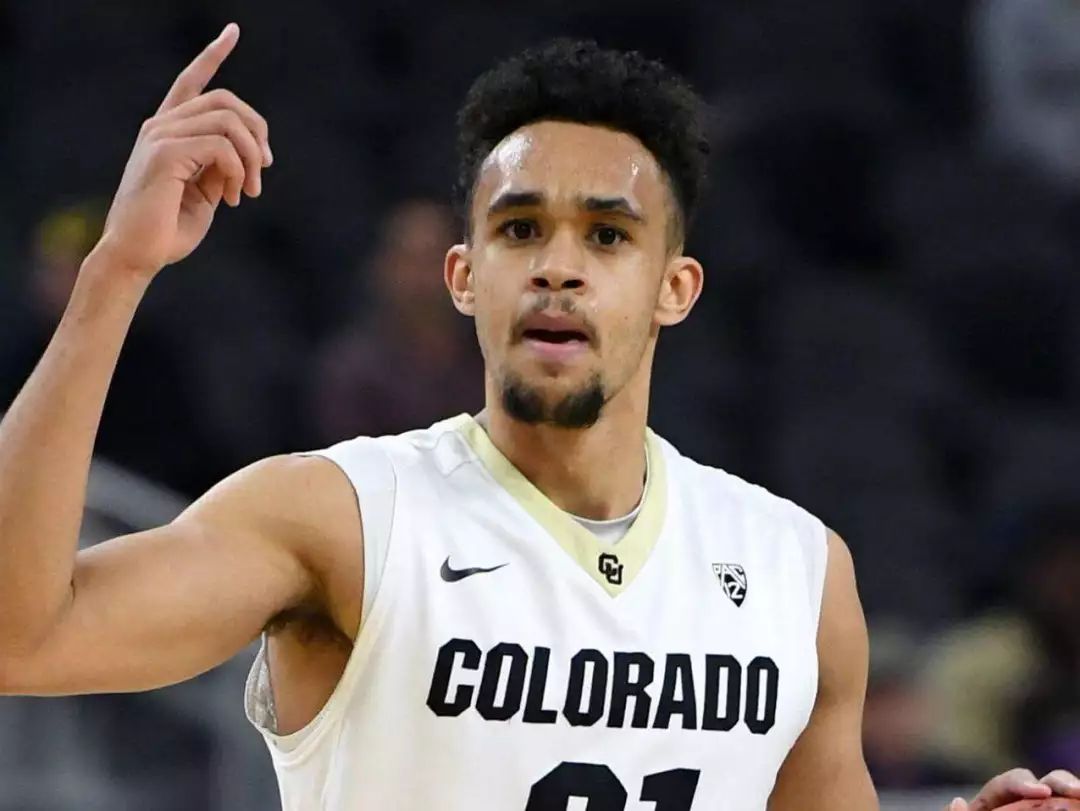 瘦小后卫狂送火锅创历史混发展联盟的大龄新秀成了落寞豪门崛起的心脏