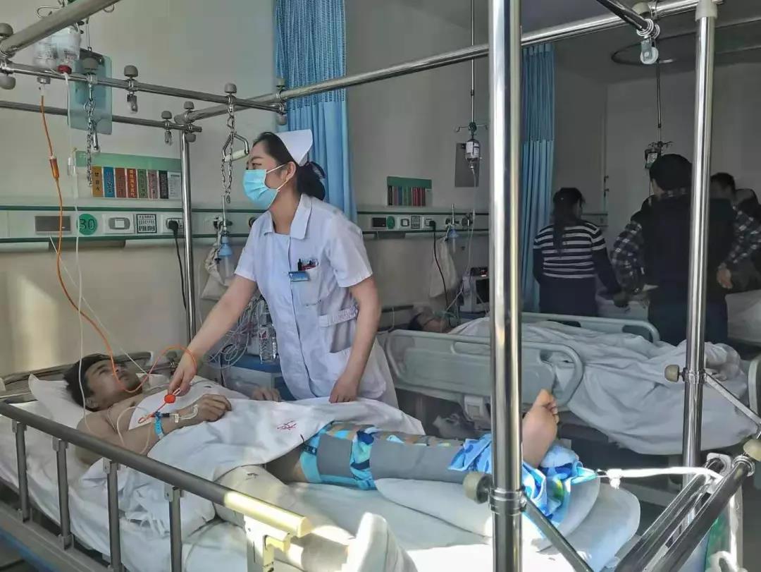  ▲锡林郭勒盟蒙医医院，接受治疗的伤者。    新京报记者 王飞 摄