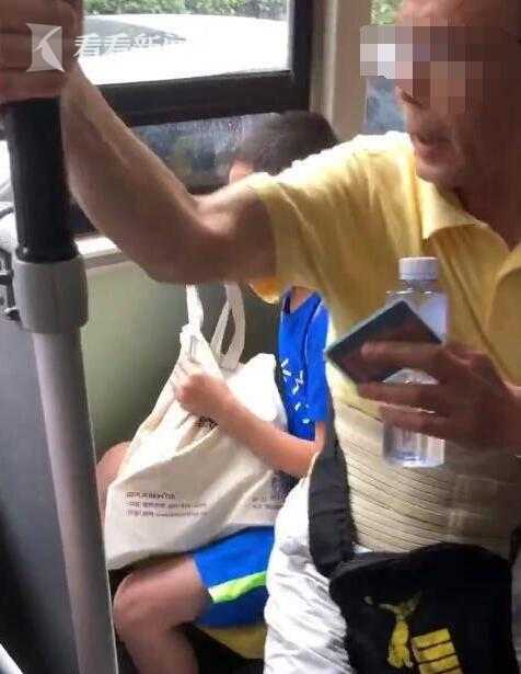 老人强迫男童让座竟还多次坐孩子身上乘客指责太不讲理