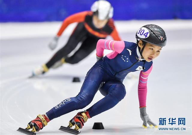 年仅13岁的陈思家踩着冰刀滑入赛场,开启了她在全国青少年u系列滑冰赛