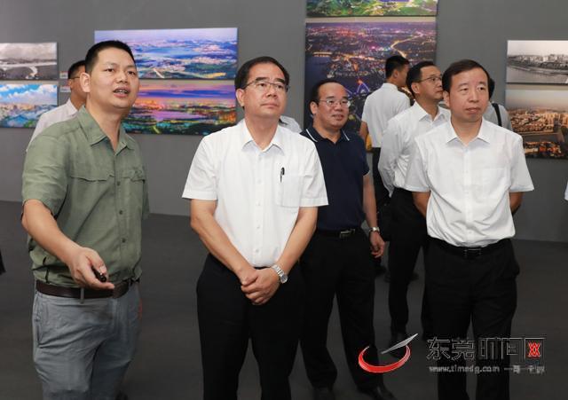 梁维东肖亚非观看东莞庆祝改革开放40周年大型图片展