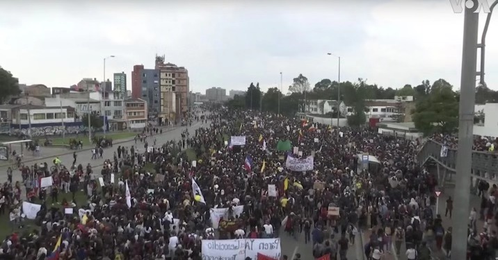 当地时间21日，哥伦比亚爆发示威抗议活动。YouTube截图 