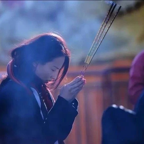 烧香拜佛时,一定要跟佛菩萨说这两个字!却有很多人不知道!