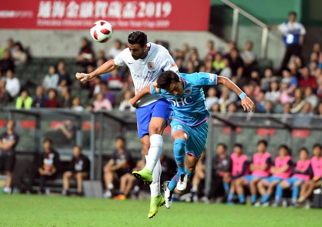 足球--山东鲁能队获得香港贺岁杯邀请赛冠军