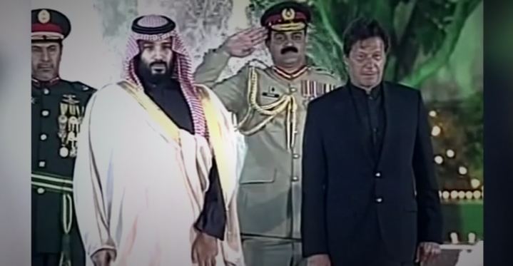 17日，巴基斯坦总理伊姆兰·汗（右）欢迎沙特王储（左）  路透社视频截图