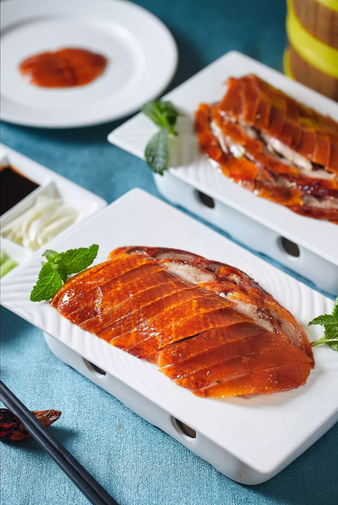 肉质细腻      必须安利给你们   另行装在一个小盘里的   一只烤鸭最