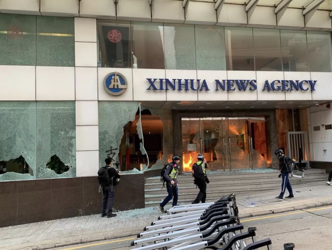  11月2日下午，位于香港的新华社亚太总分社办公大楼遭暴徒打砸破坏。图源：央视新闻客户端