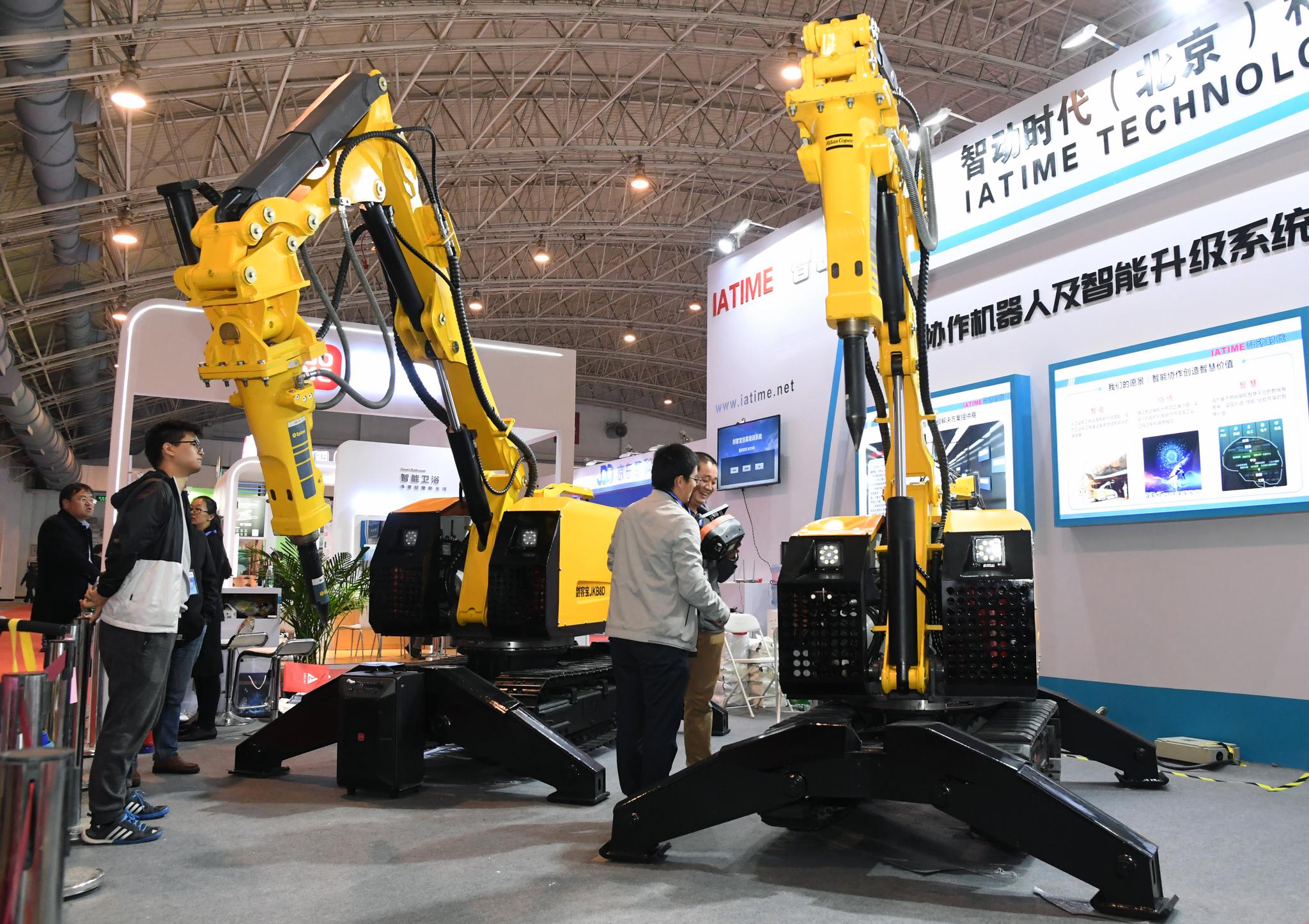 10月24日在第二十二届中国北京国际科技产业博览会上拍摄的工程机器人