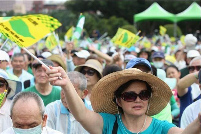 姚文智今年4月发起“422机蛋大游行”。（图片来源：台湾“中时电子报”）