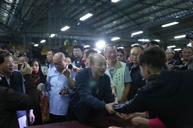图为韩国瑜造访高雄果菜市场，与农民握手致意。（图片来源：台湾“中时电子报”）
