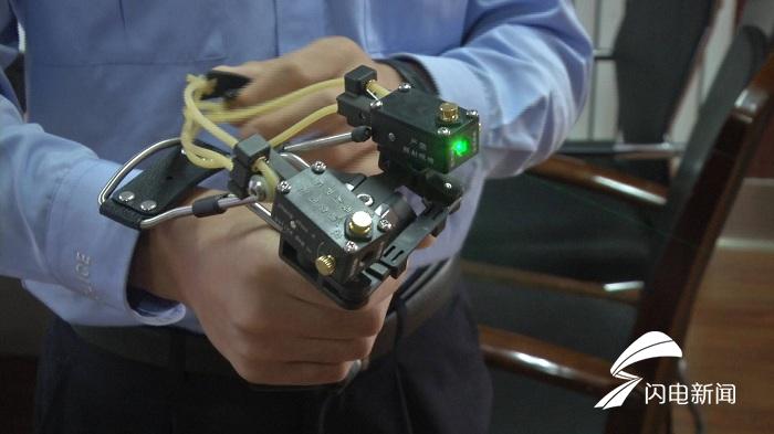 56秒丨济宁任城:男子年过半百玩心不减 网购弹弓致商铺玻璃遭殃