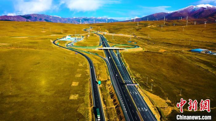 图为京藏高速扎麻隆至倒淌河公路改扩建工程局部。（资料图）　青海省交通运输厅　摄