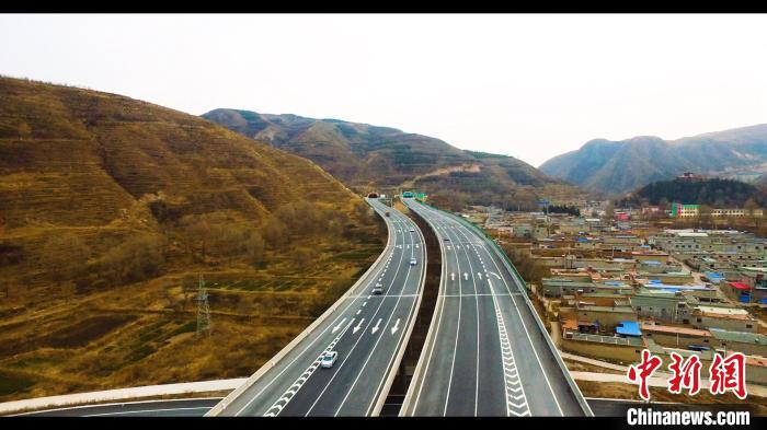 图为京藏高速扎麻隆至倒淌河公路改扩建工程局部。（资料图） 青海省交通运输厅 摄