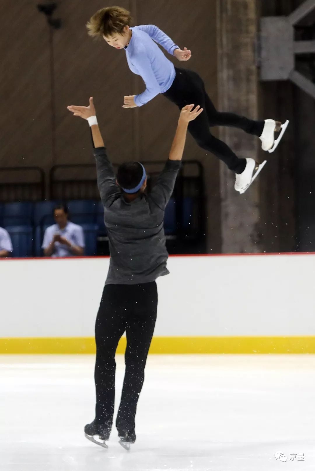 双人滑运动员彭程,金杨进行托举动作的训练.