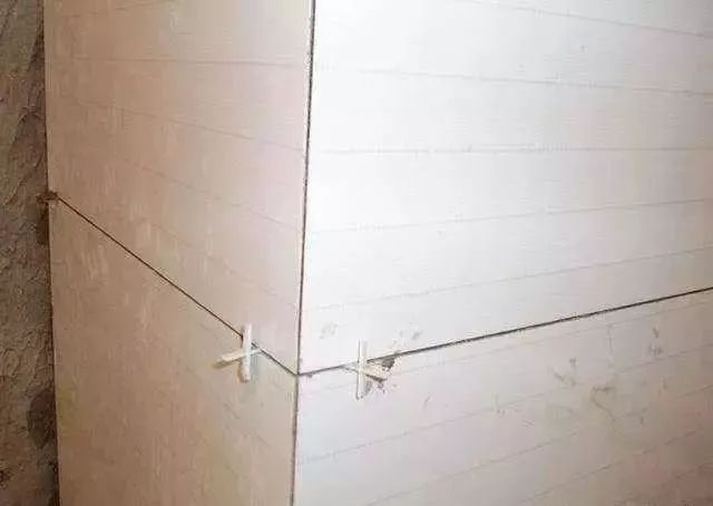 泥工师傅建议贴墙砖别做碰角,是言之有理还是手艺不行?